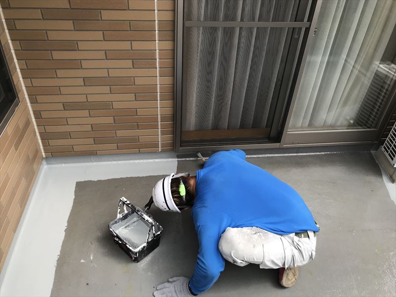 ベランダ防水中塗り開始