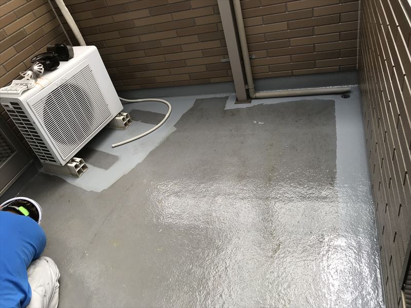 ベランダ防水中塗り開始
