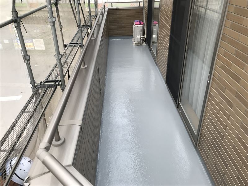 ベランダFRP防水トップコート中塗り上塗完了