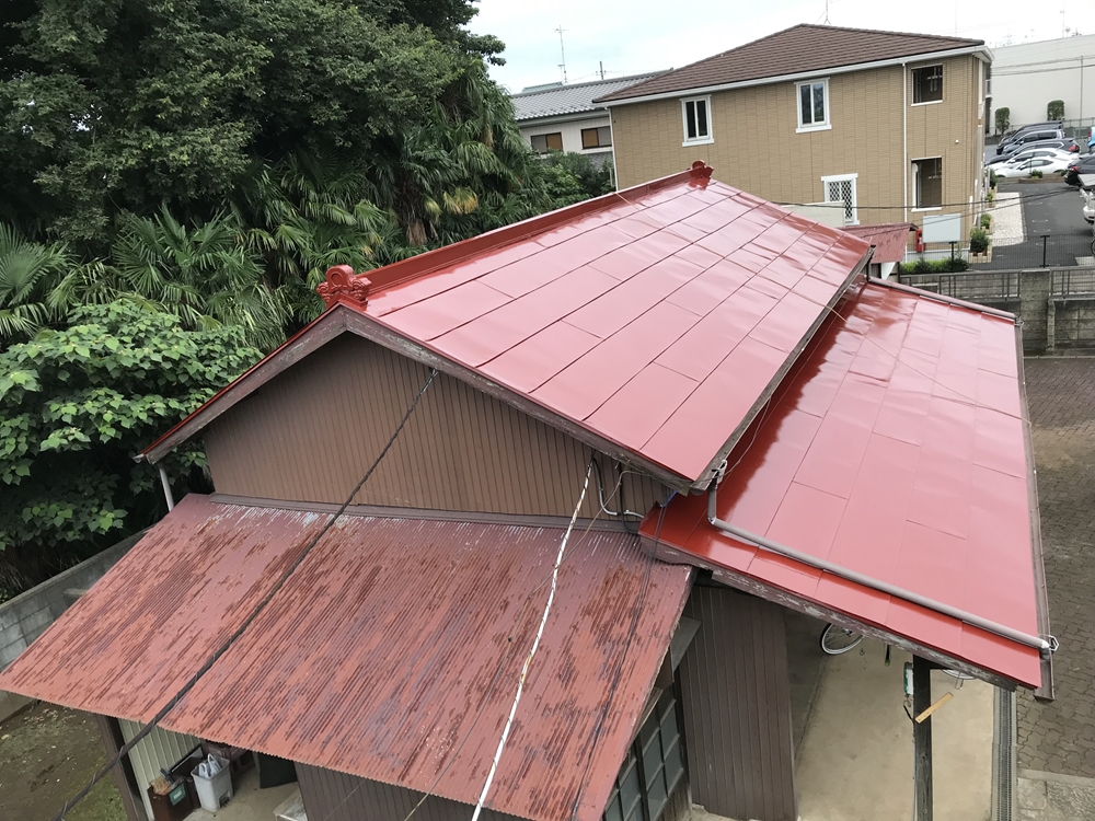 高耐久性シリコン塗料でトタン屋根の中塗り