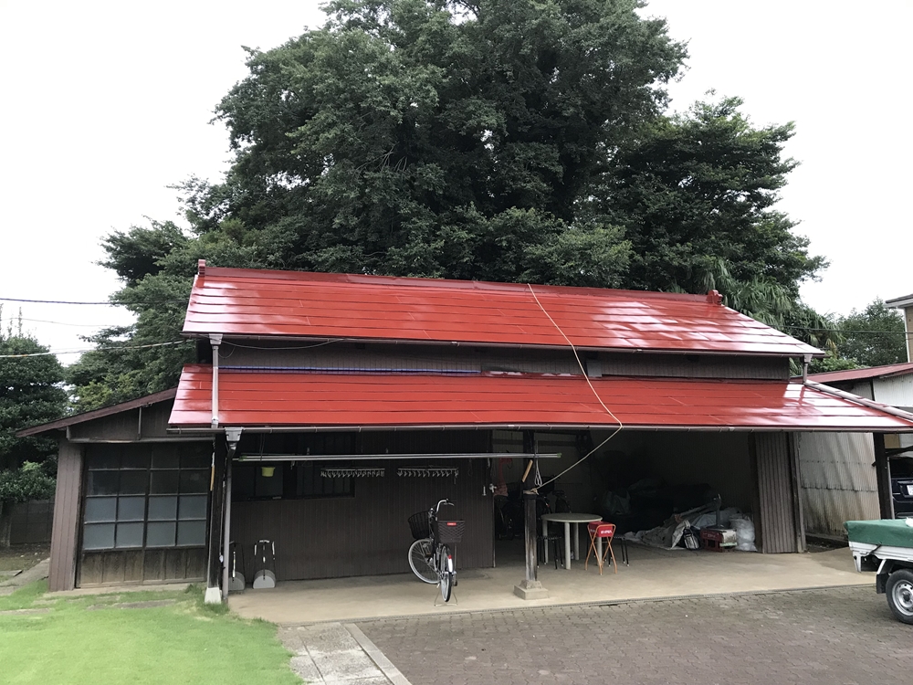 高耐久性シリコン塗料でトタン屋根の中塗り終了した倉庫