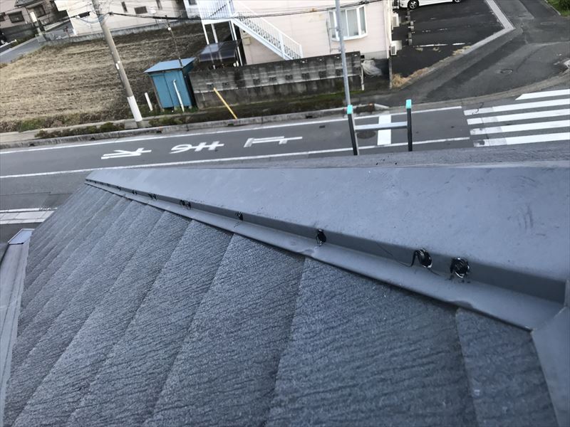 スレート屋根棟板金の浮いている止め釘補修