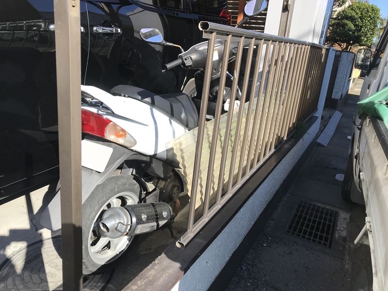 桶川市曲がったフェンス取り除き