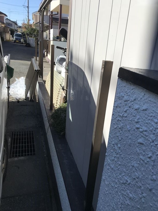 桶川市曲がったフェンス取り除き