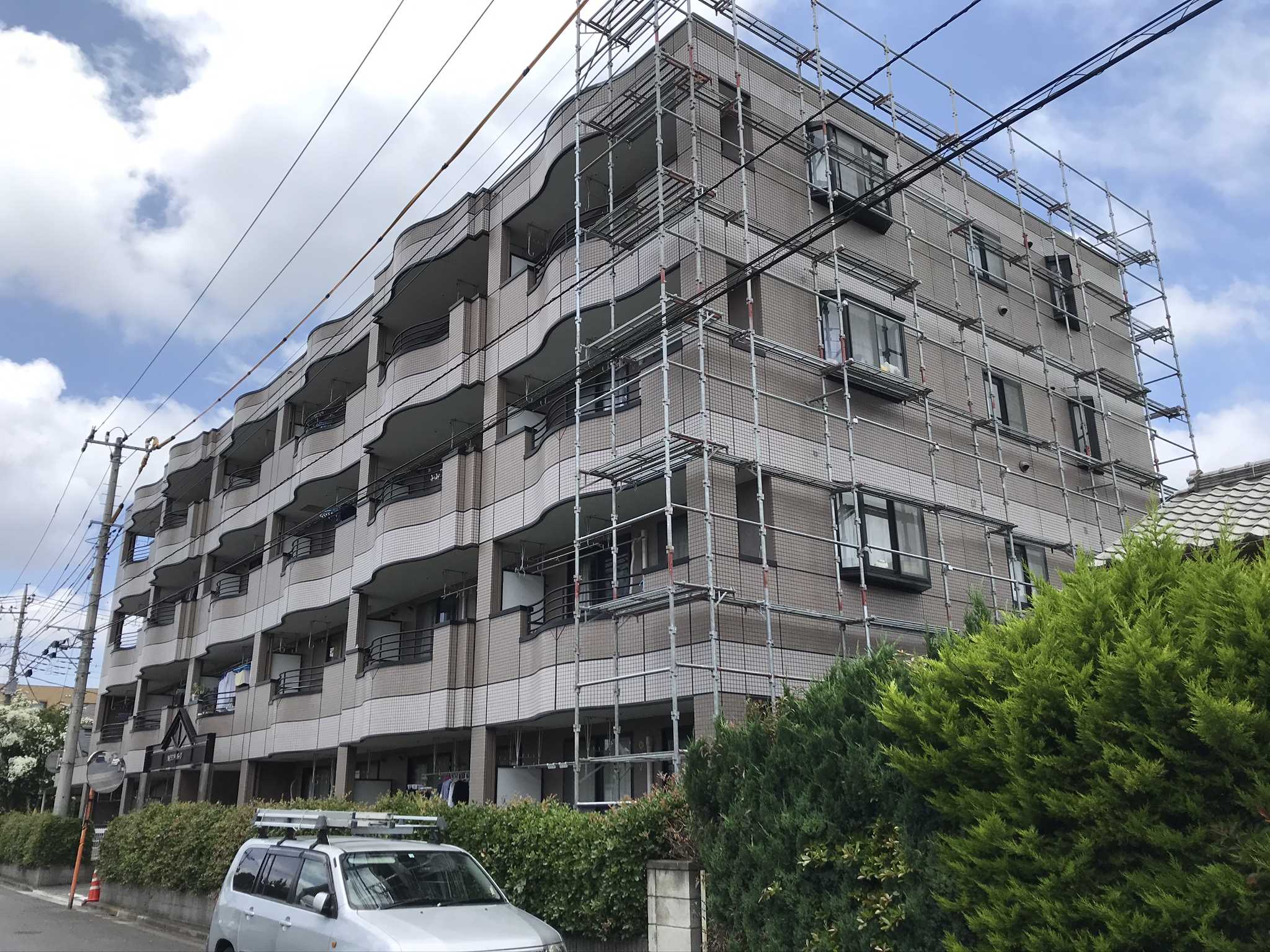 さいたま市北区マンションタイル補修・塗装工事終了し足場解体西側完了