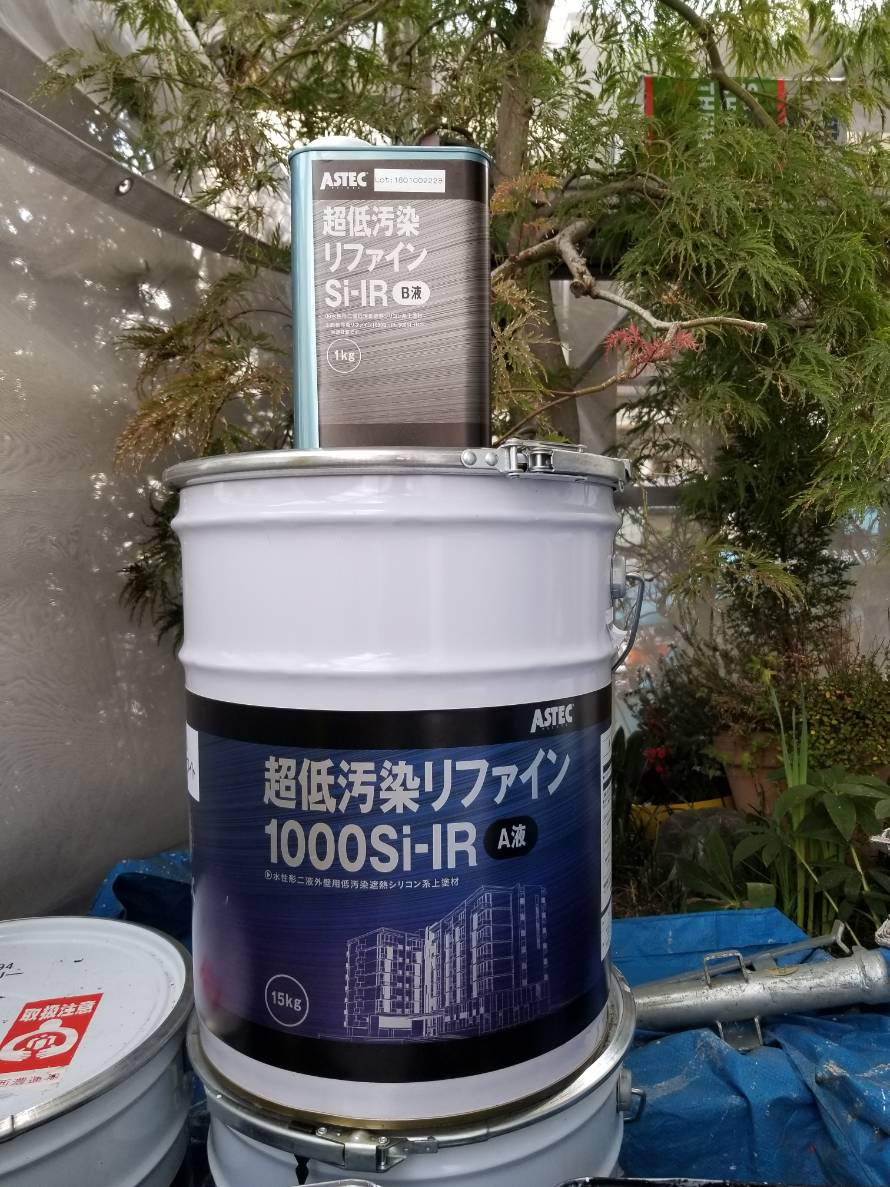 白岡市新白岡｜モルタル外壁の中塗りです。塗料はアステックペイント「超低汚染リファイン1000Si-IR」の２色使いです