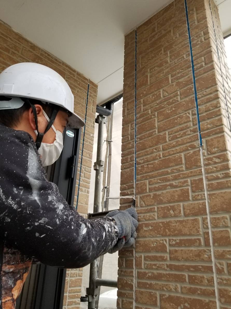 上尾市本町｜塗装前にサイディングの目地を変成シリコーンでシーリング打ち替えです
