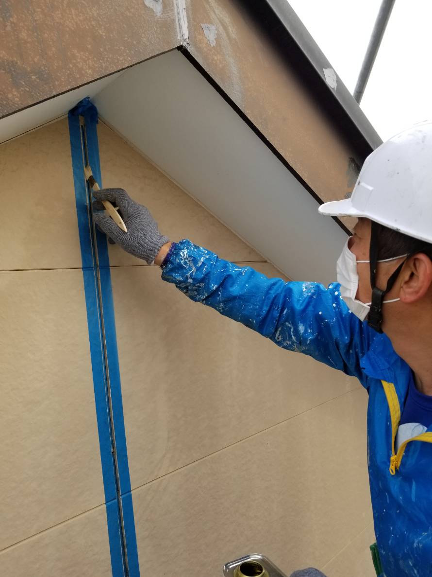専用プライマーを目地に塗布