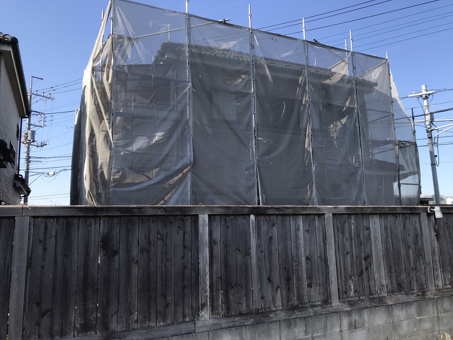 上尾市本町外壁塗装の為仮設足場設置裏側