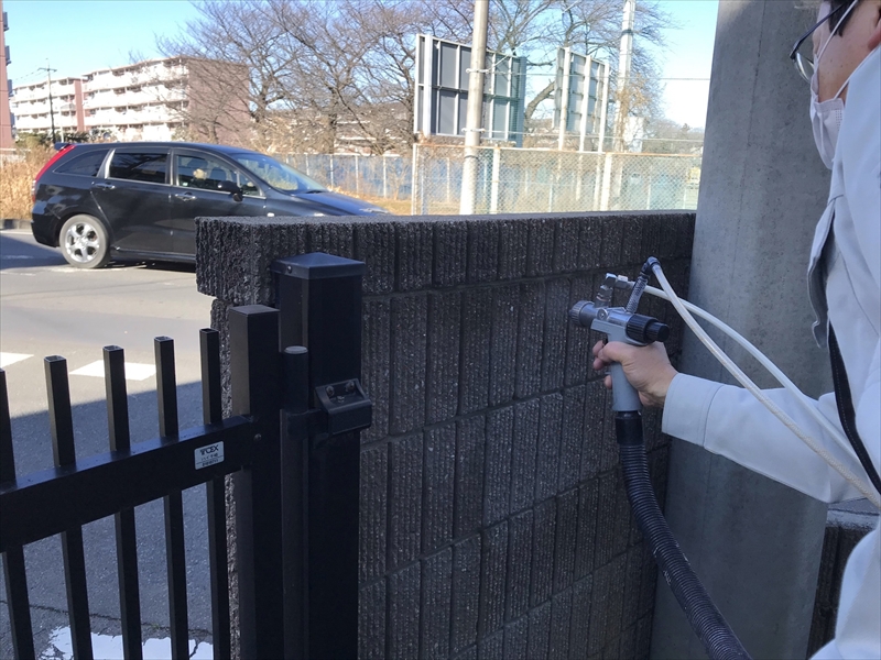 上尾市門塀廻りに光触媒コーティング剤「NFE2」を苔カビ汚れ対策の為吹付塗布
