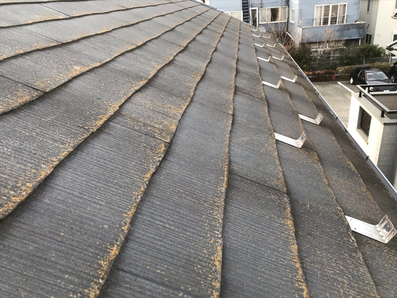 鴻巣市屋根塗装無料点検時のスレート瓦大屋根状態アップ