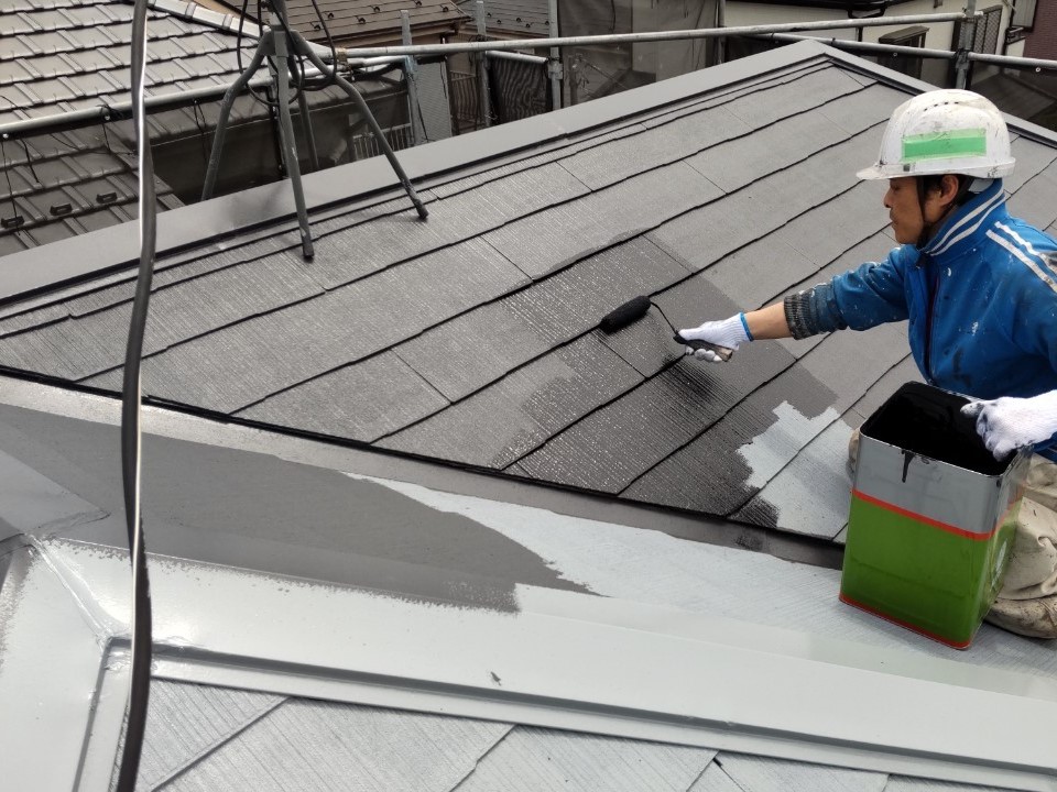 鴻巣市スレート瓦屋根塗装を「スーパーシャネツサーモSi」で中塗り