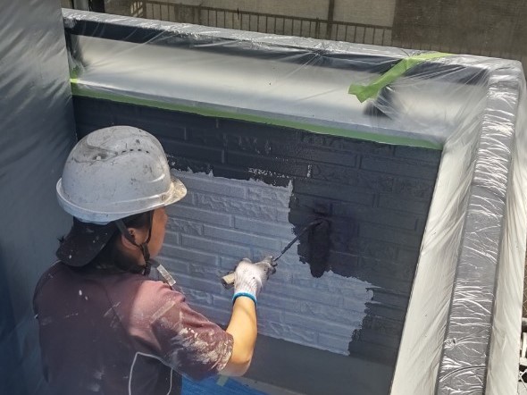 鴻巣市で「超低汚染リファイン1000Si-IR」を使用し外壁塗装中塗り