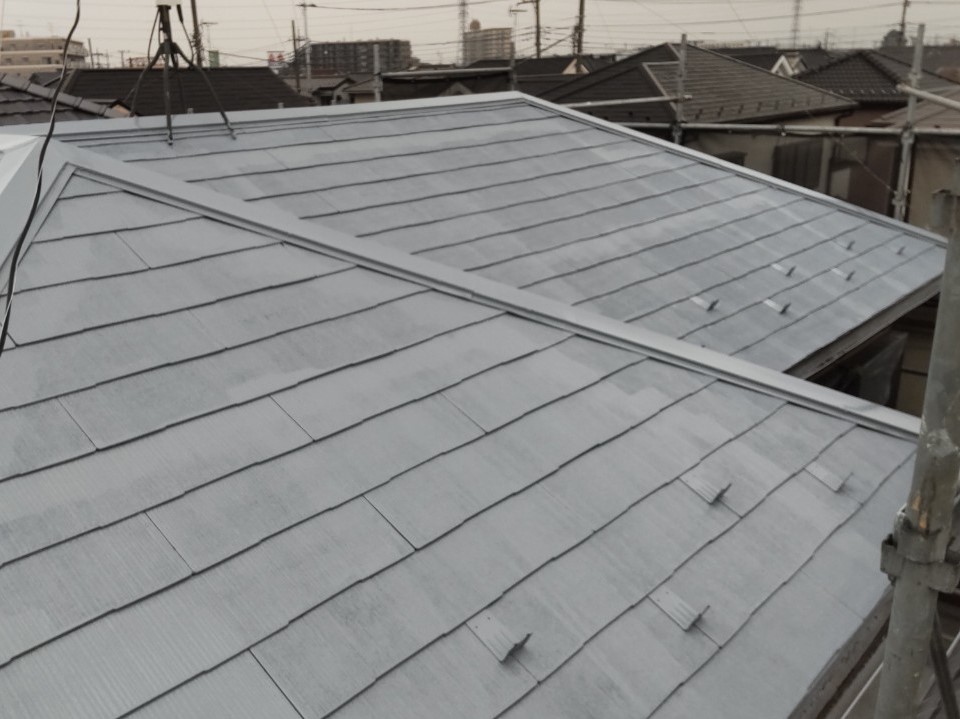 鴻巣市スレート瓦屋根塗装を「サーモテックシーラー」使用し下塗り完了