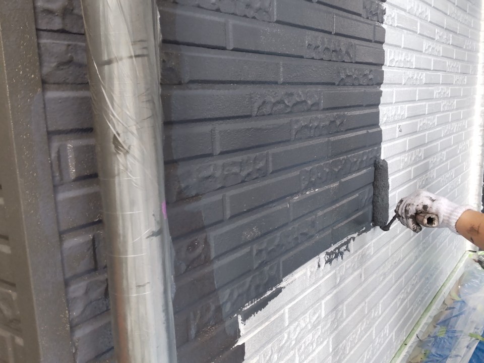 鴻巣市で「超低汚染リファイン1000Si-IR」を使用し外壁塗装中塗り