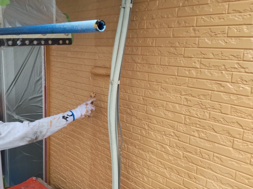上尾市壱丁目の外壁塗装をアステックペイントのシリコンREVO1000-IRでの上塗り2回目作業