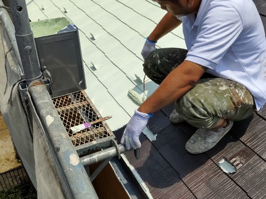 上尾市で遮断熱塗料「キルコ」での屋根塗装中塗り作業