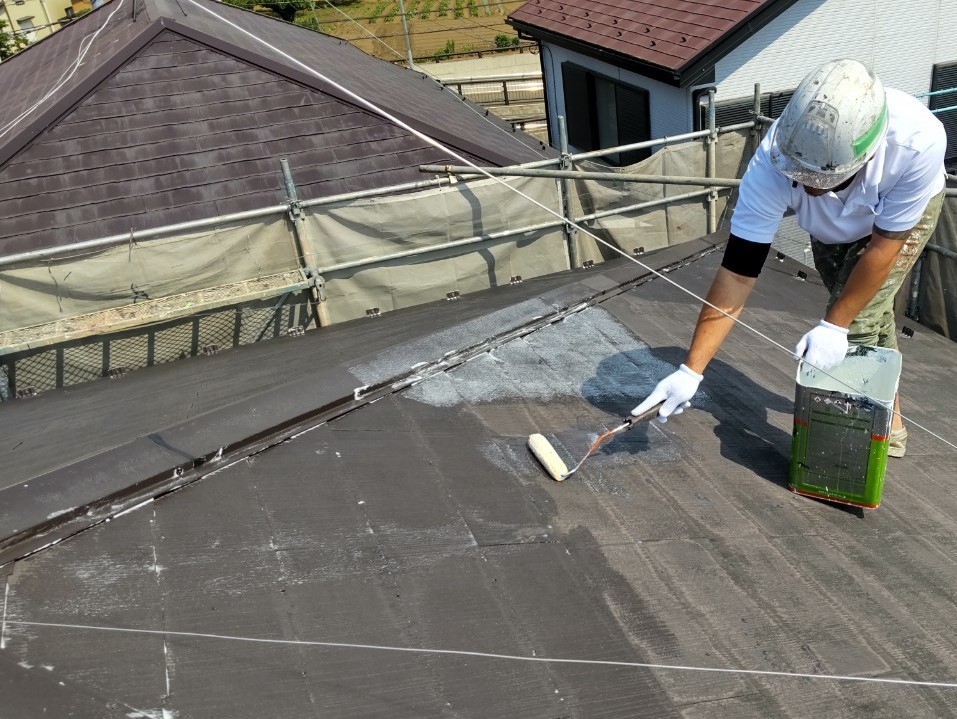 上尾市の2回目遮断熱塗料「キルコ」での屋根塗装下塗り作業