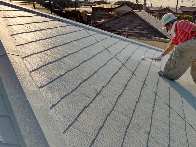 上尾市で遮断熱塗料「キルコ」での屋根塗装上塗りの作業