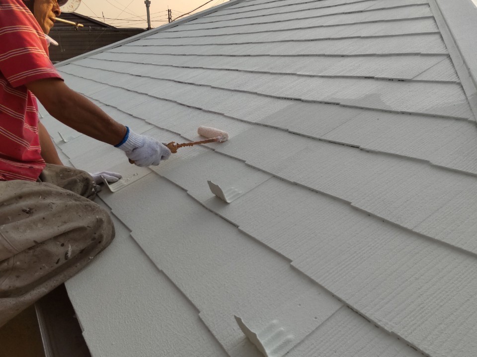 上尾市で遮断熱塗料「キルコ」での屋根塗装上塗り作業