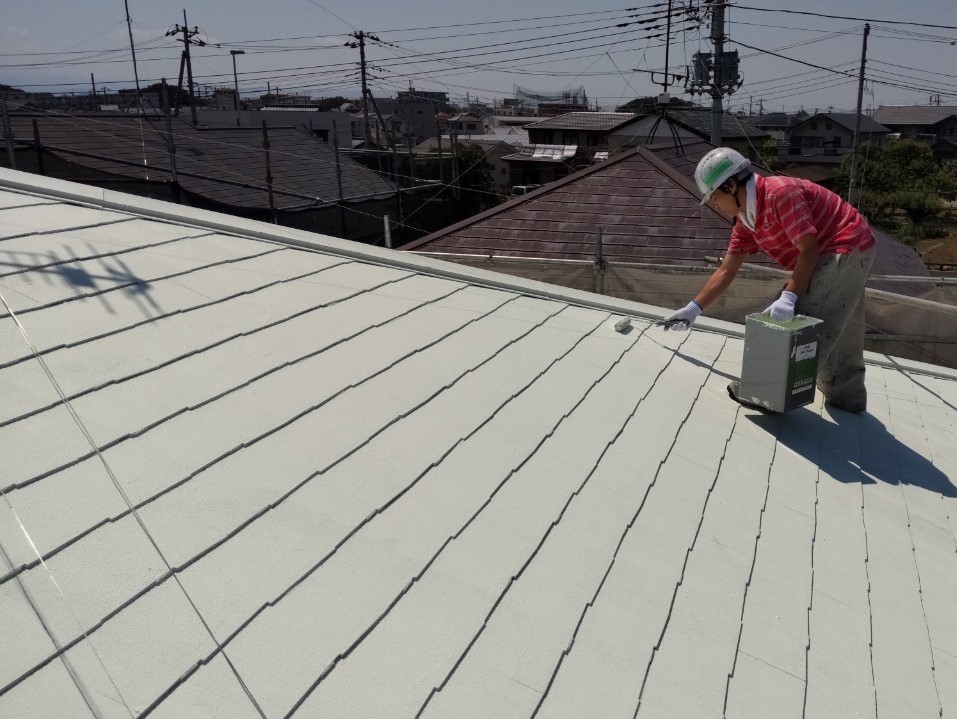 上尾市遮断熱塗料で屋根塗装中塗り2回目作業