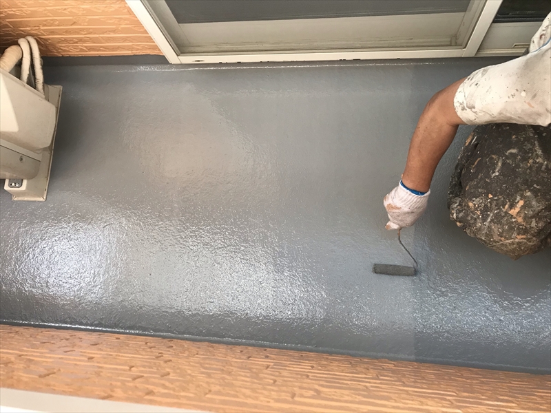 上尾市壱丁目のバルコニー床ＦＲＰ防水のトップコート材「AUコート」塗布2回目作業