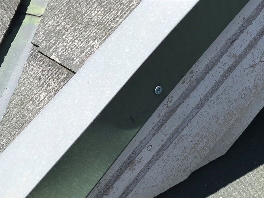 伊奈町輸入住宅の屋根塗装時に浮いた棟板金釘をスクリュー釘で補修