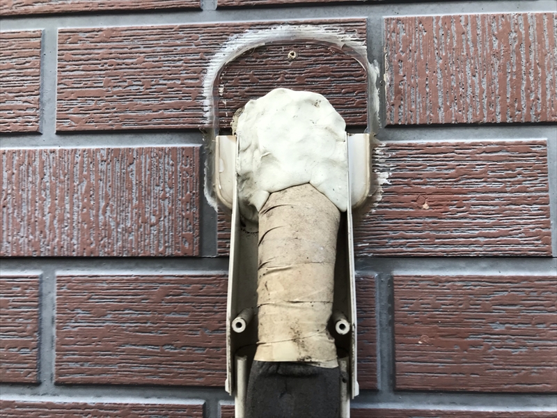 伊奈町輸入住宅の外壁塗装前にエアコン配管カバー取外し取付口のパテ交換