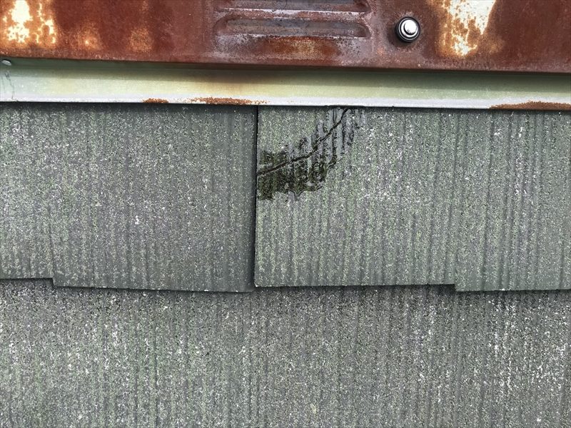 伊奈町輸入住宅の屋根塗装前にタスマジュック使用し割れた棟板金下のスレート瓦補修完了