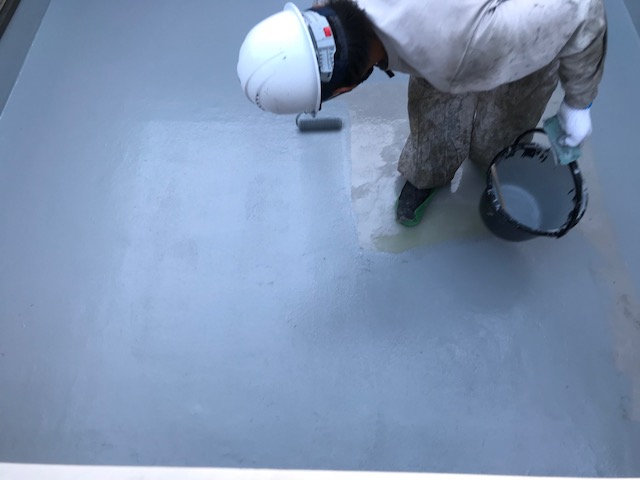 FRP防水の上塗工程2