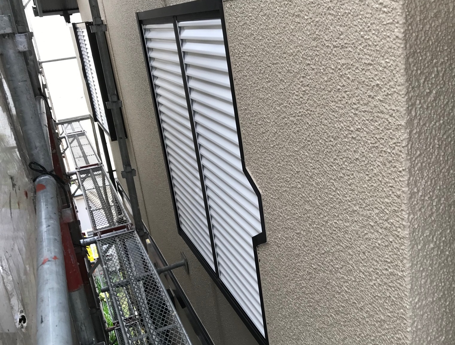 さいたま市北区ファインSiで雨戸を吹付塗装