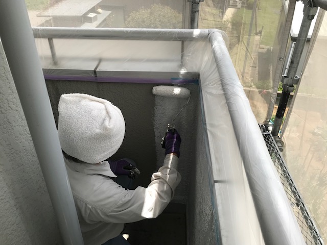 ベランダ内側の下塗り