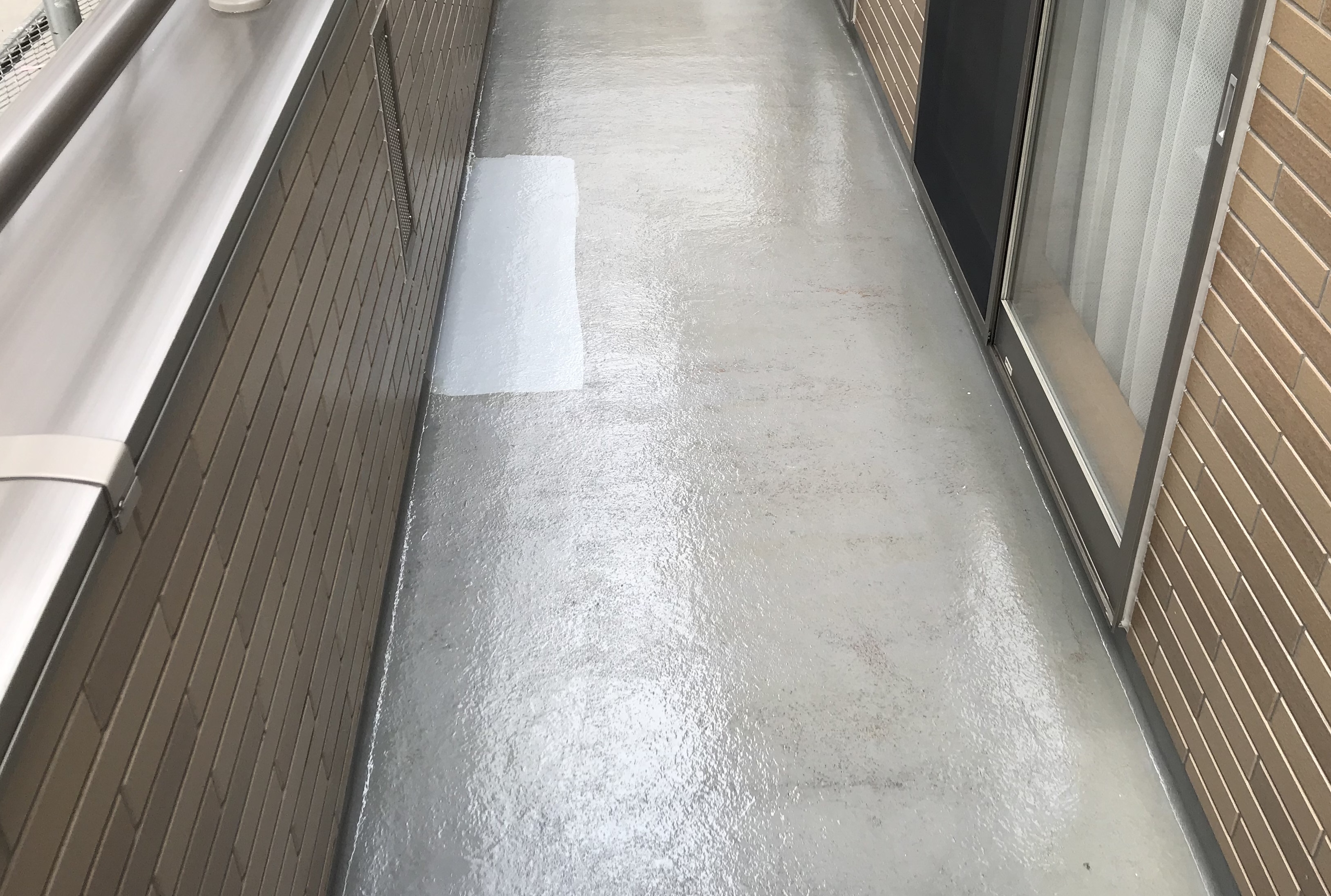 ベランダ防水中塗り開始