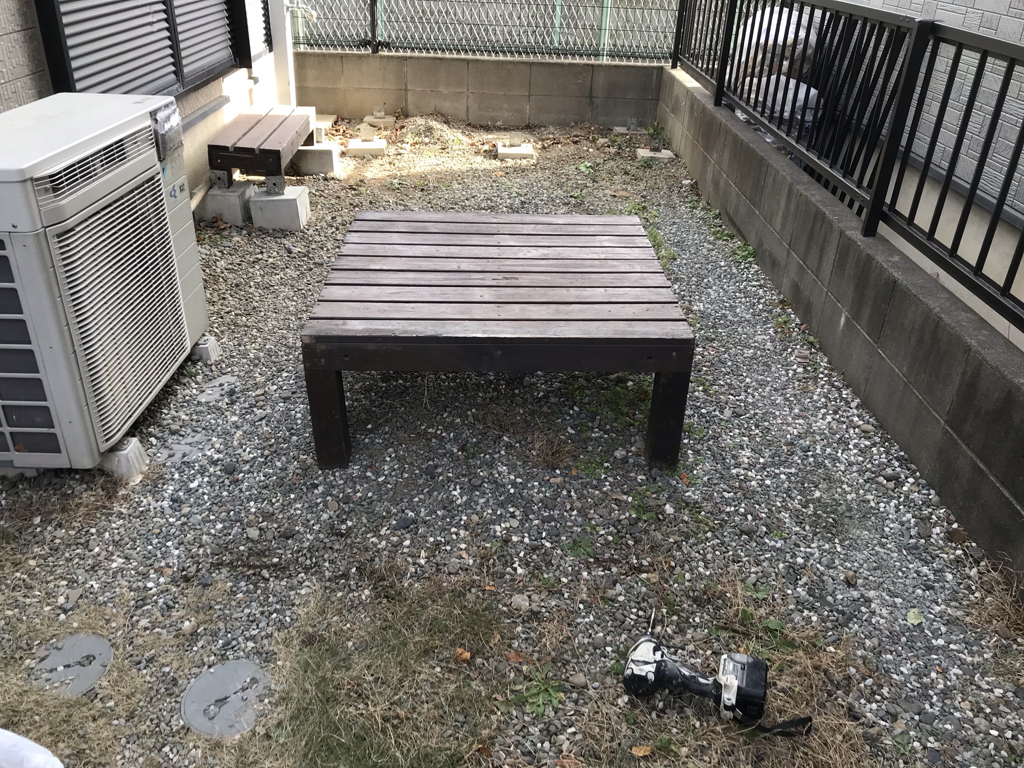 上尾市外壁塗装時に庭に設置で不要の木製テーブル撤去