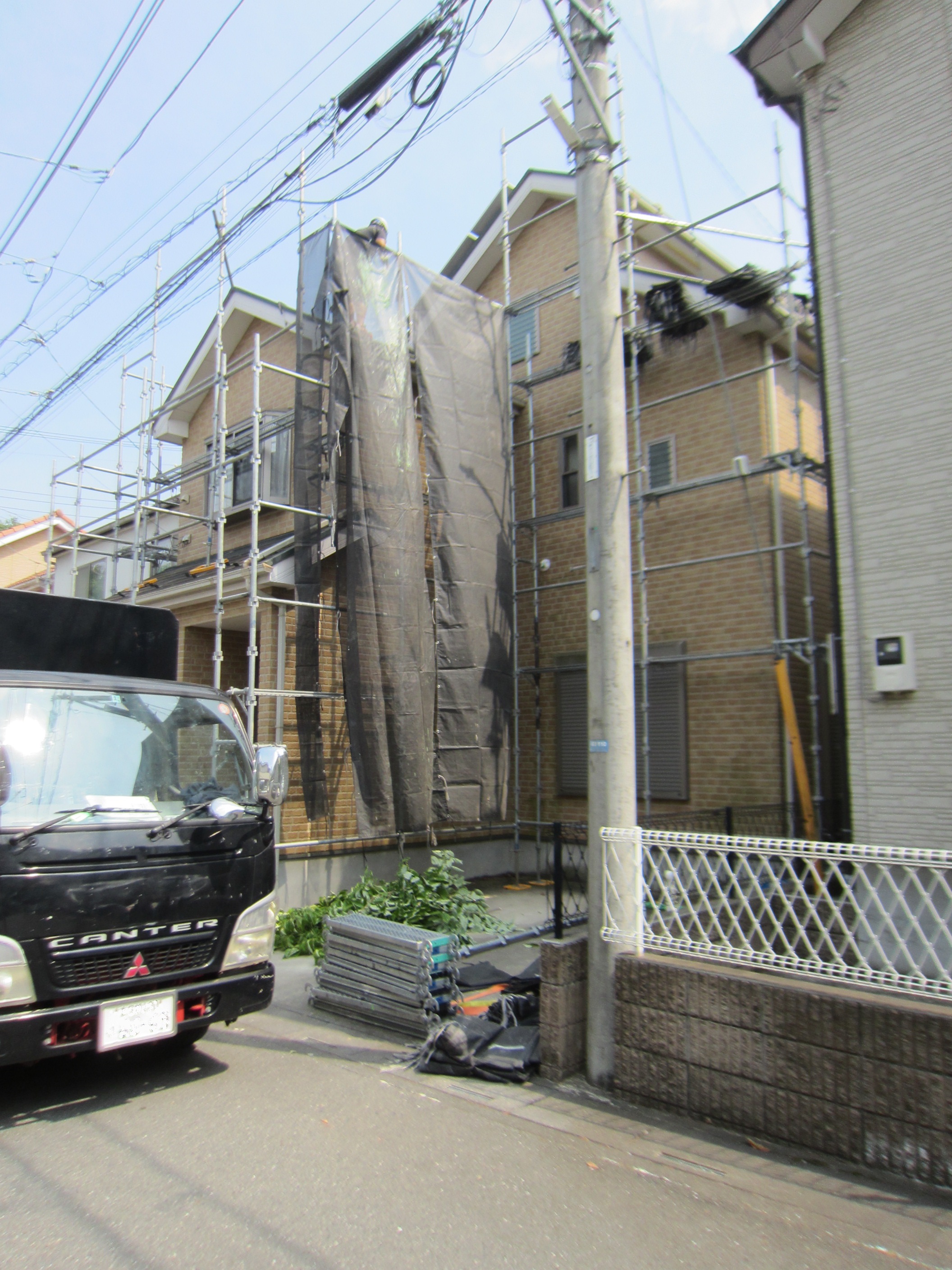 上尾市原市｜足場メッシュシートの目的と危険性・樹木剪定でお庭も綺麗に！