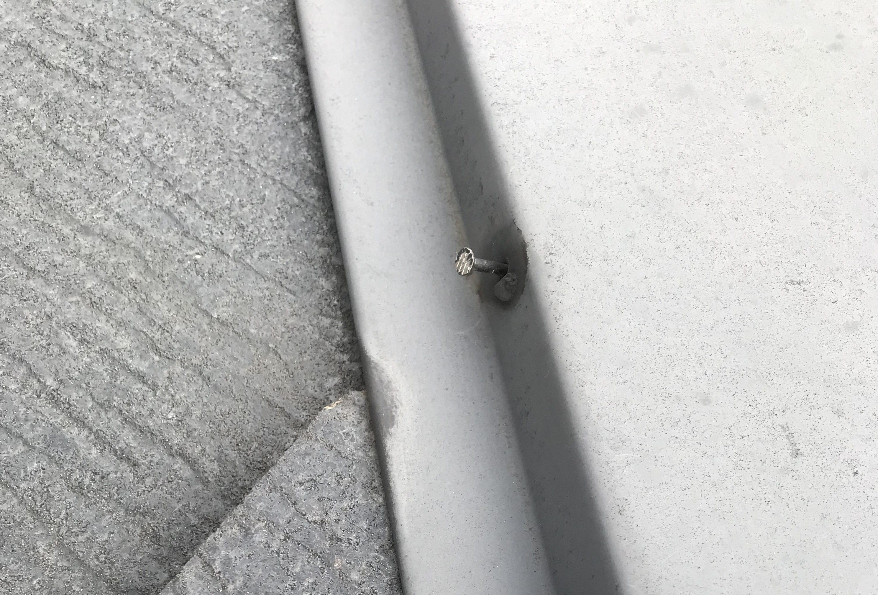 鴻巣市のお宅でスレート屋根の棟包み板が台風などで飛ばないように止め釘の補修を行いました