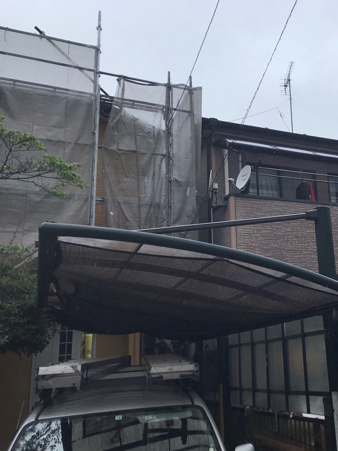 上尾市の屋根外壁塗装の仮設足場設置