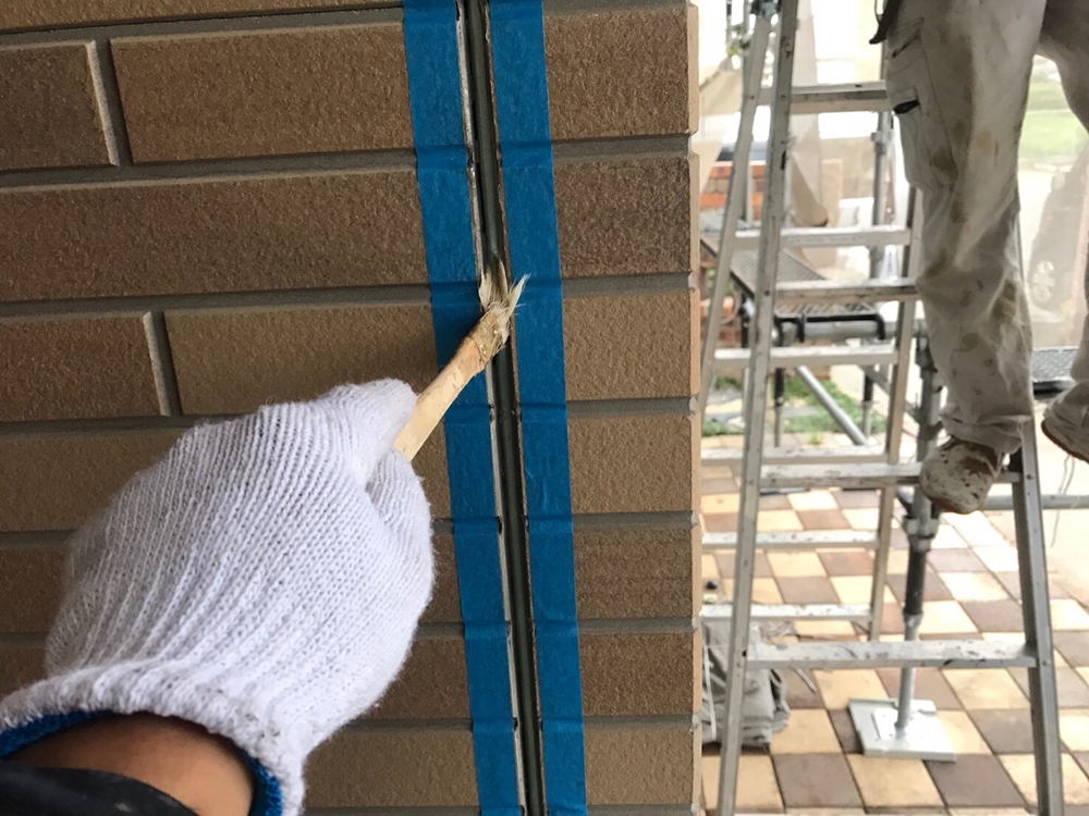 目地の中に専用プライマー塗布