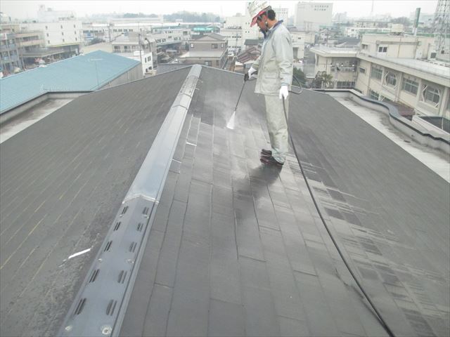 さいたま市北区で、マンション屋根塗装前洗浄を行いました。