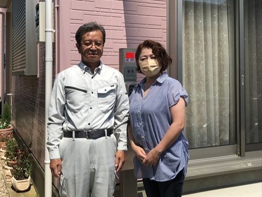 上尾市屋根外壁塗装工事後Y様との写真