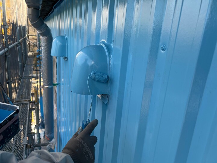 エスケー化研のクリーンマイルドシリコンを用いた上塗り作業