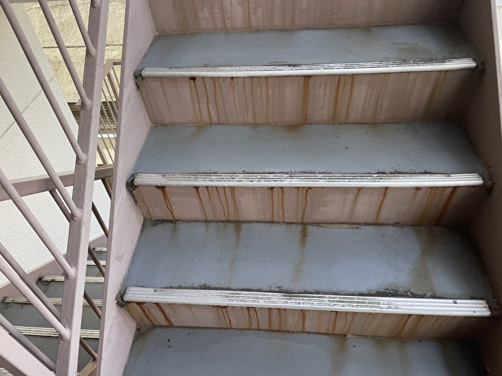 鉄骨階段の塗装に色褪せやチョーキング等の劣化症状が発生