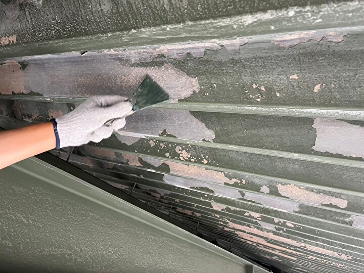 鉄部等付帯部分へのケレン作業