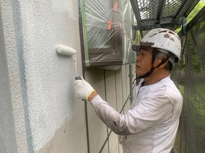 水性ソフトサーフを使った下塗り作業風景