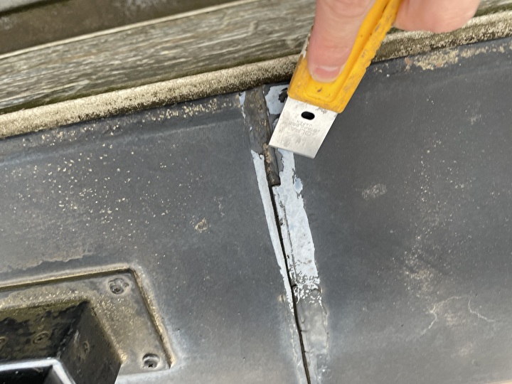 劣化し断裂したシーリング材は撤去