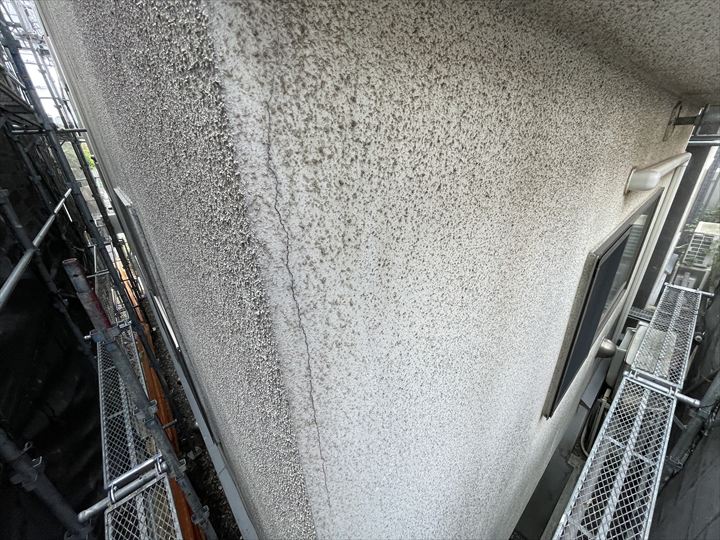 外壁のクラックと汚れ