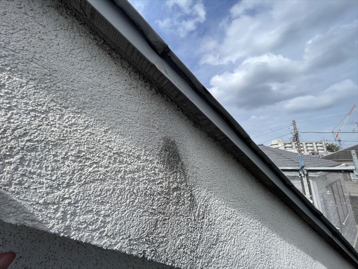 屋根付近の外壁の黒ずみ