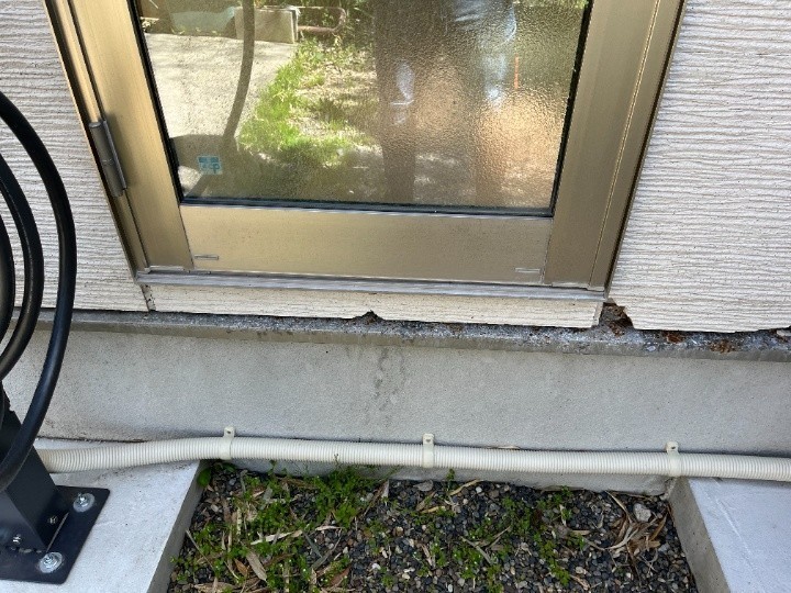 破損したサイディングの風景