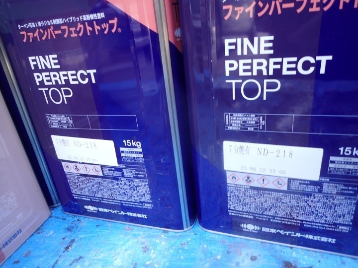 外壁と付帯部の塗装にはパーフェクトトップを使用