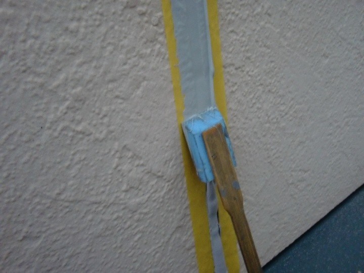 新しいシーリング材の充填後にヘラで表面を仕上げ